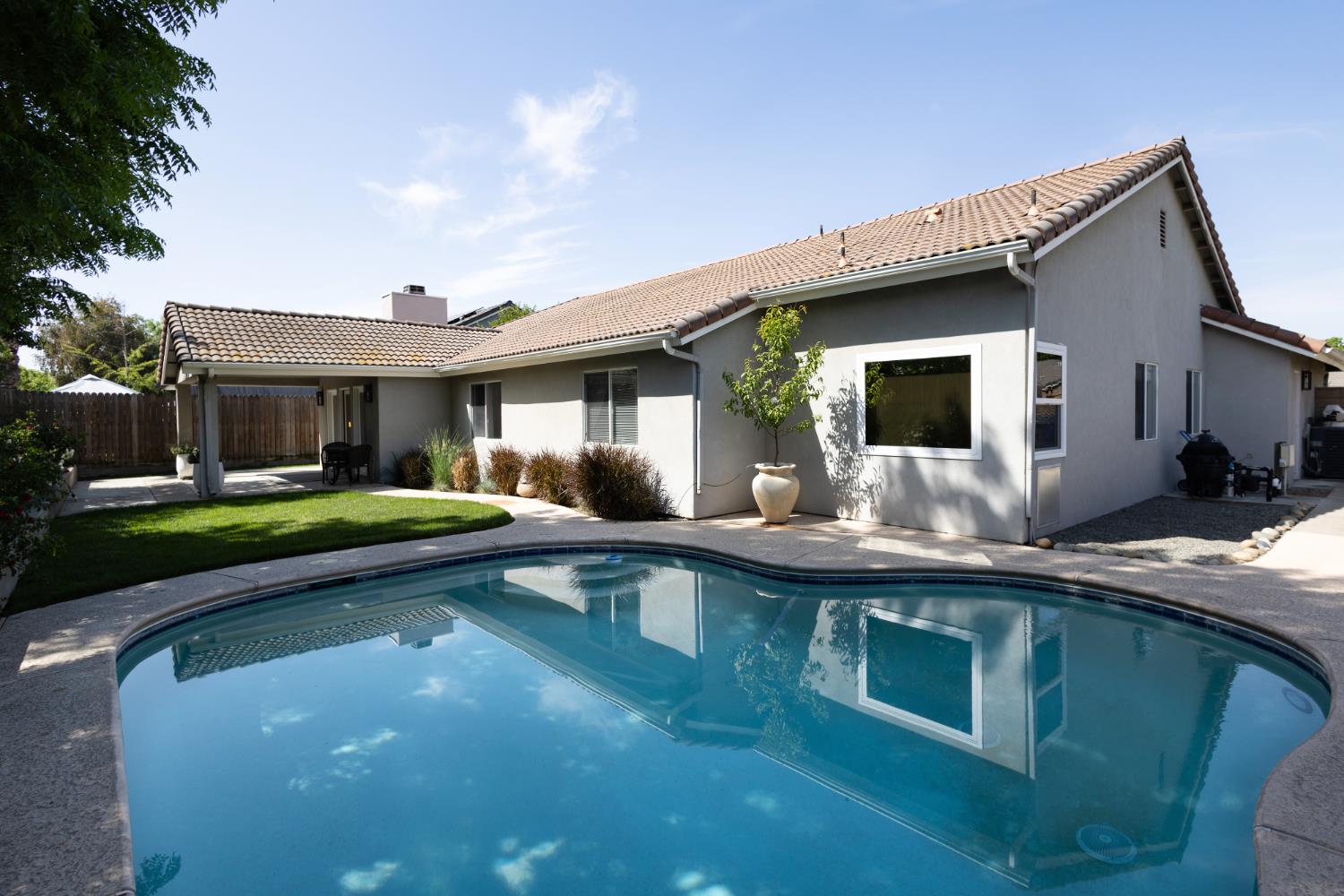 2609 Pine Castle Dr, Hanford, CA 93230