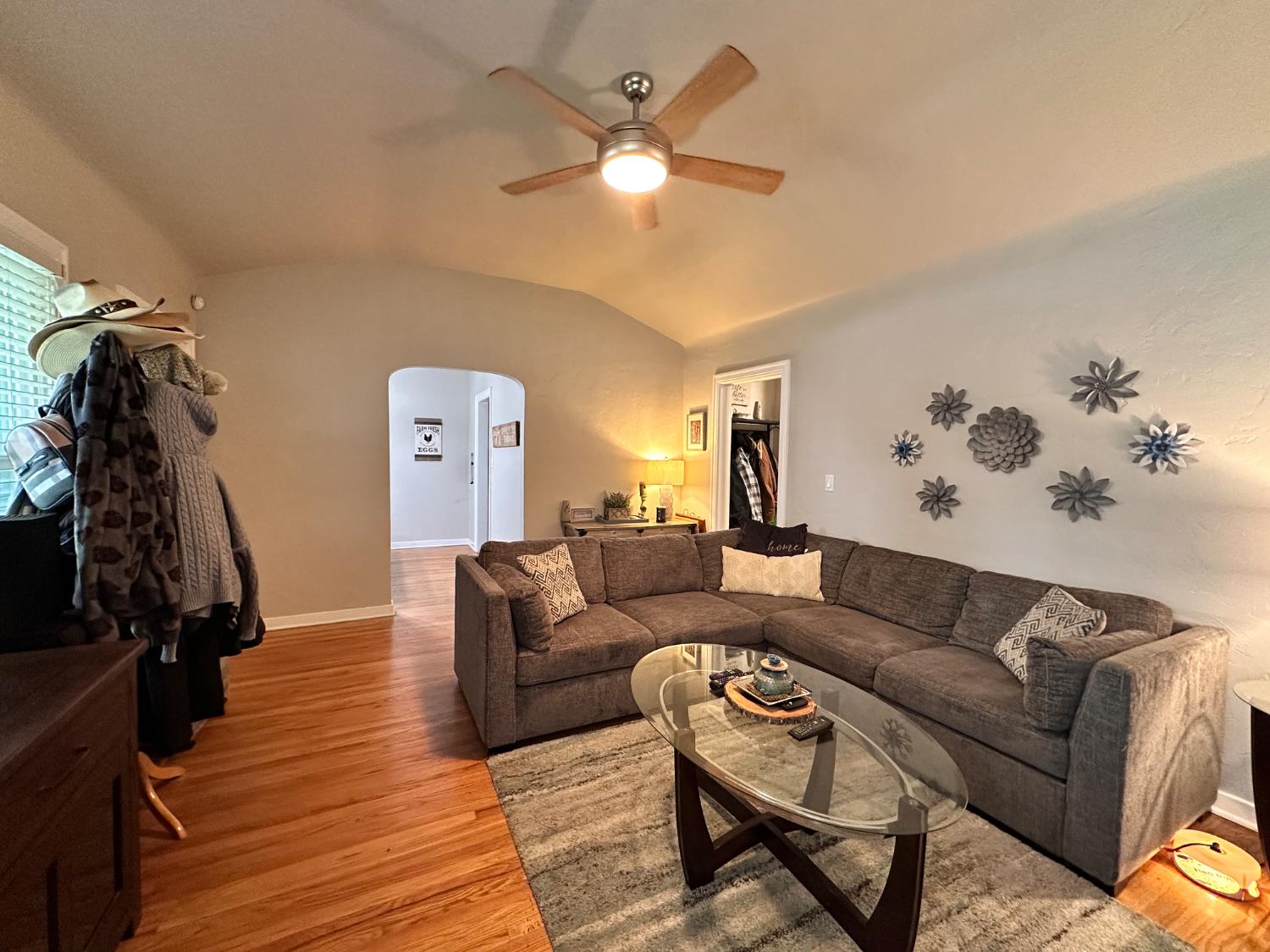 2049 N Adoline Ave, Fresno, CA 93705