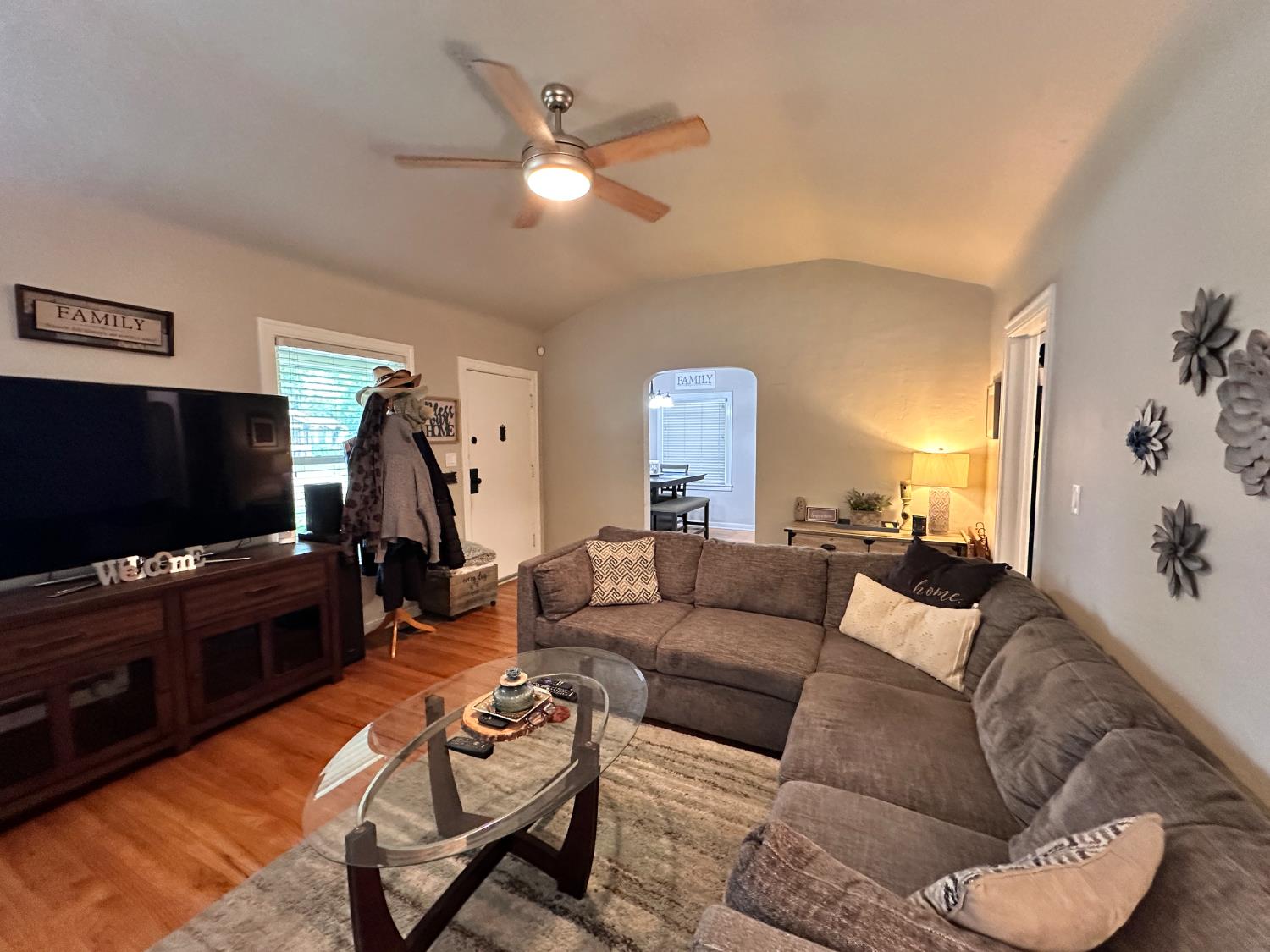 2049 N Adoline Ave, Fresno, CA 93705