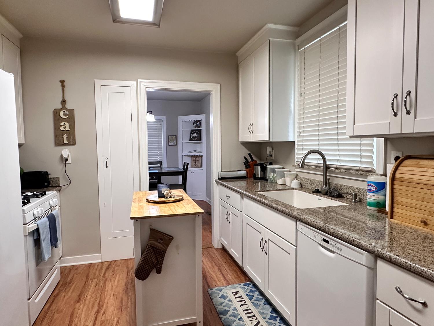 2049 N Adoline Ave, Fresno, CA 93705