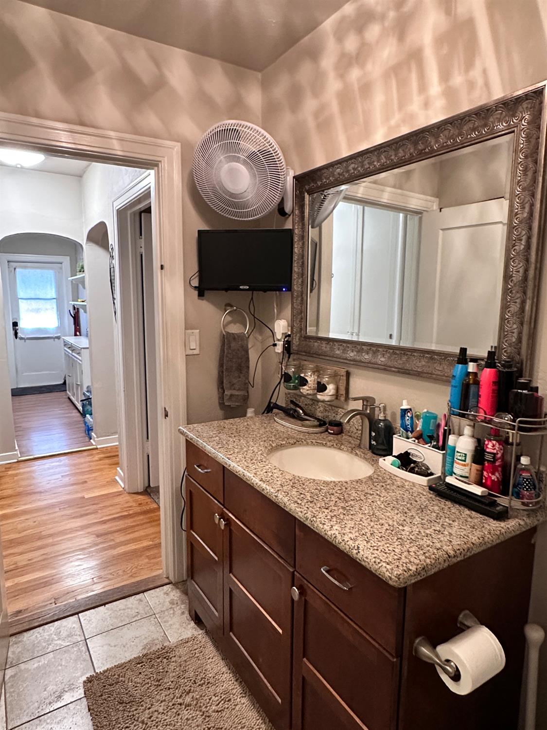 2049 N Adoline Ave, Fresno, CA 93705