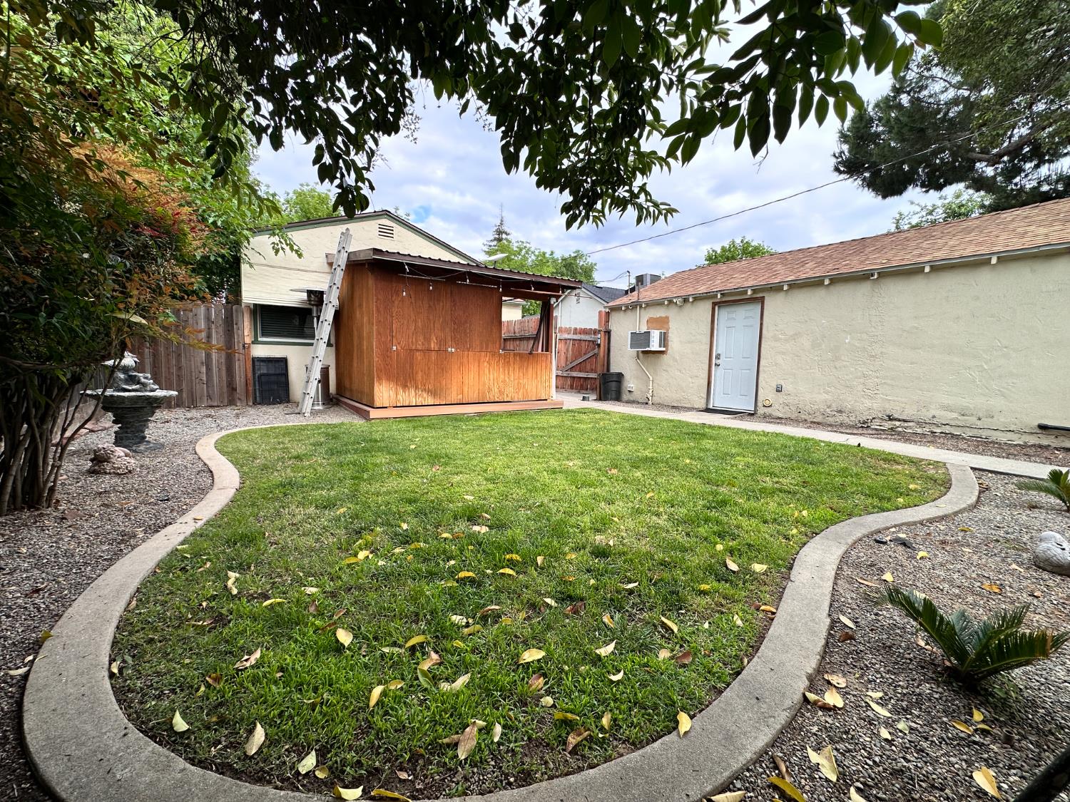 2049 N Adoline Ave, Fresno, CA 93705