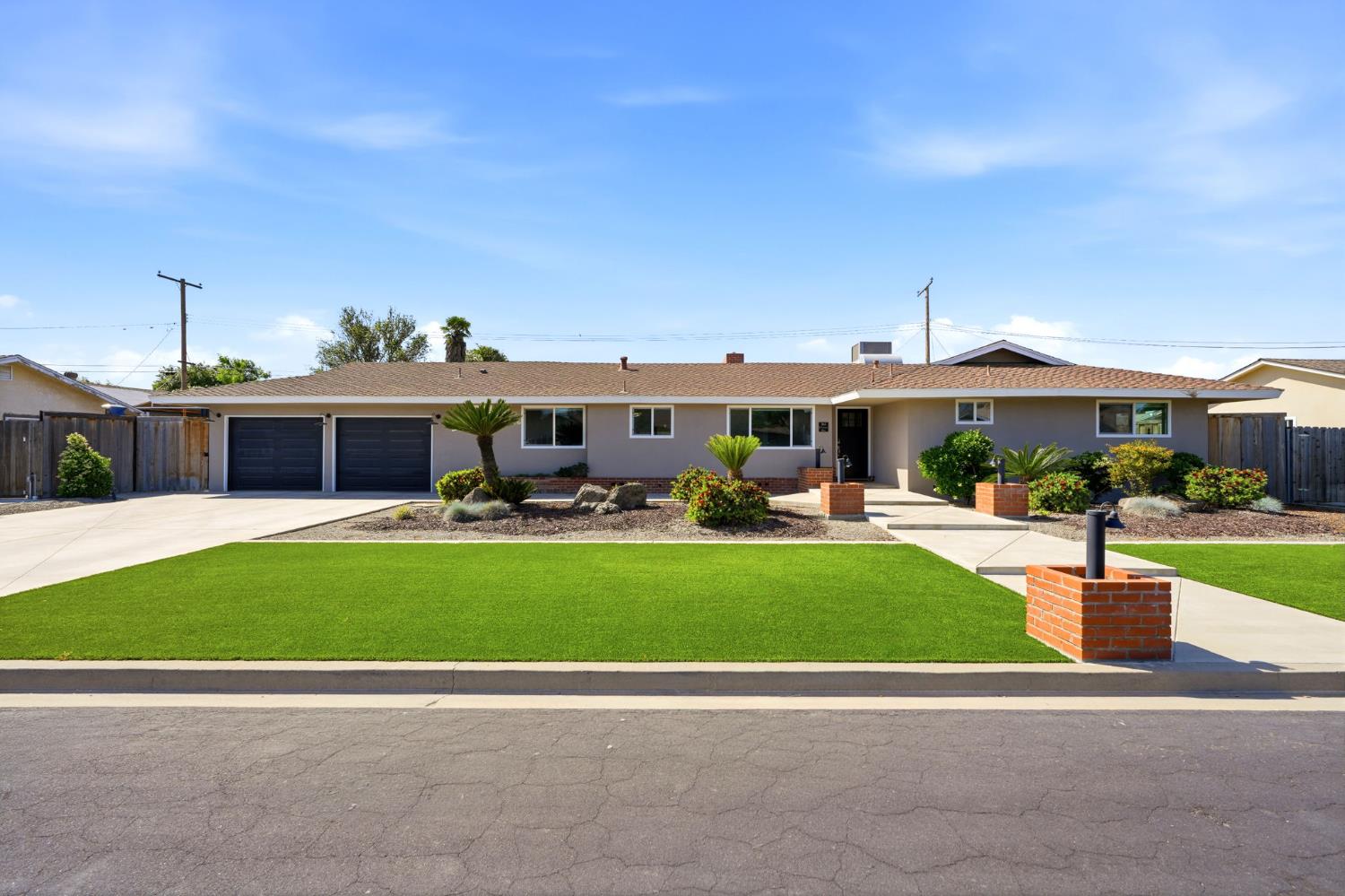 365 E Sycamore Dr, Hanford, CA 93230