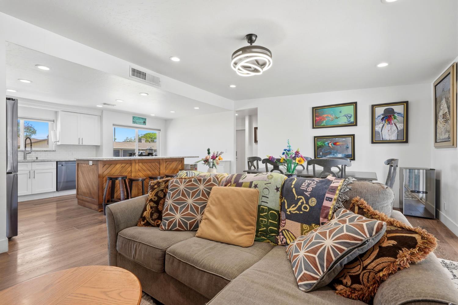 365 E Sycamore Dr, Hanford, CA 93230