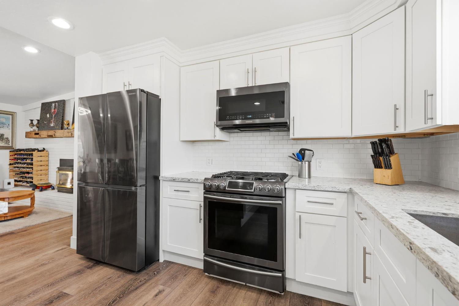 365 E Sycamore Dr, Hanford, CA 93230