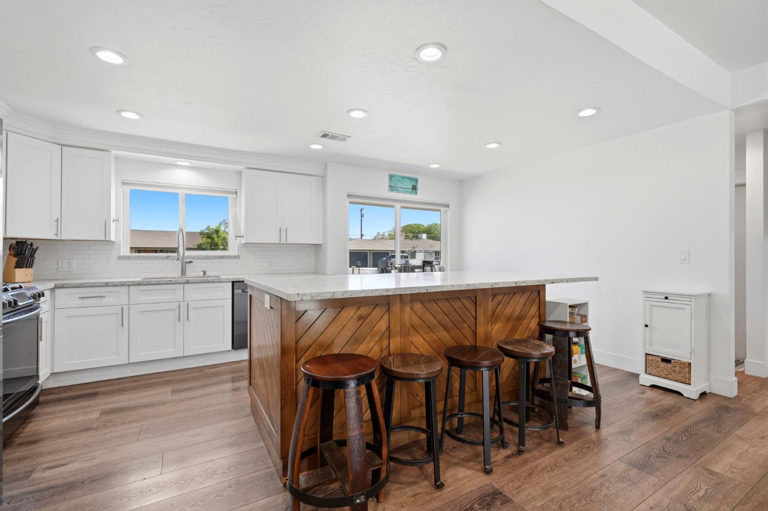 365 E Sycamore Dr, Hanford, CA 93230