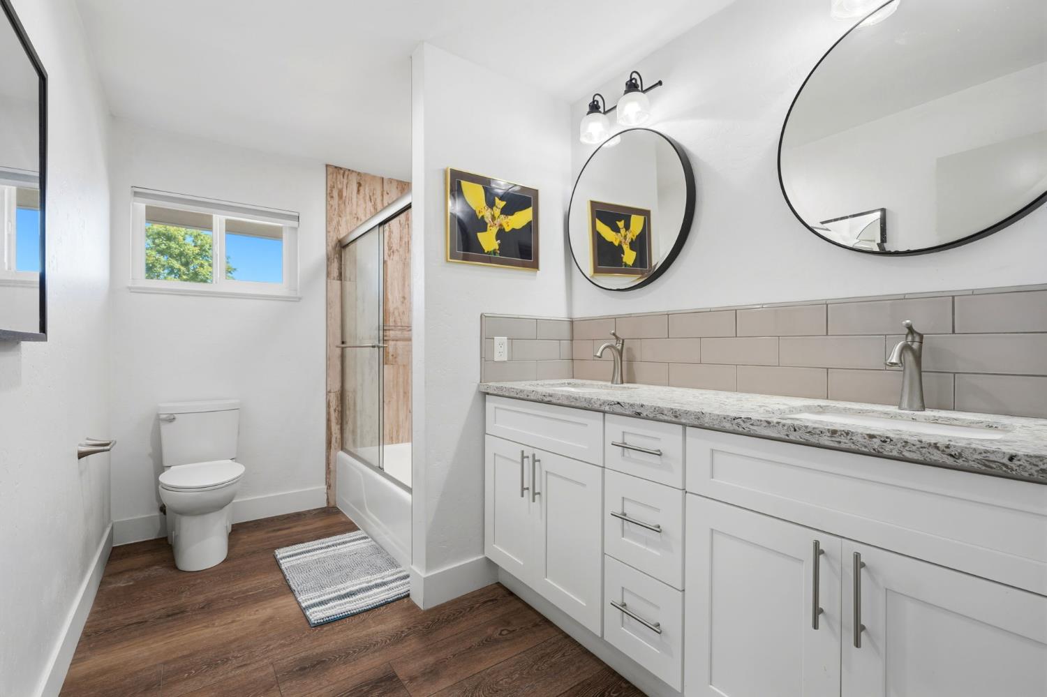 365 E Sycamore Dr, Hanford, CA 93230