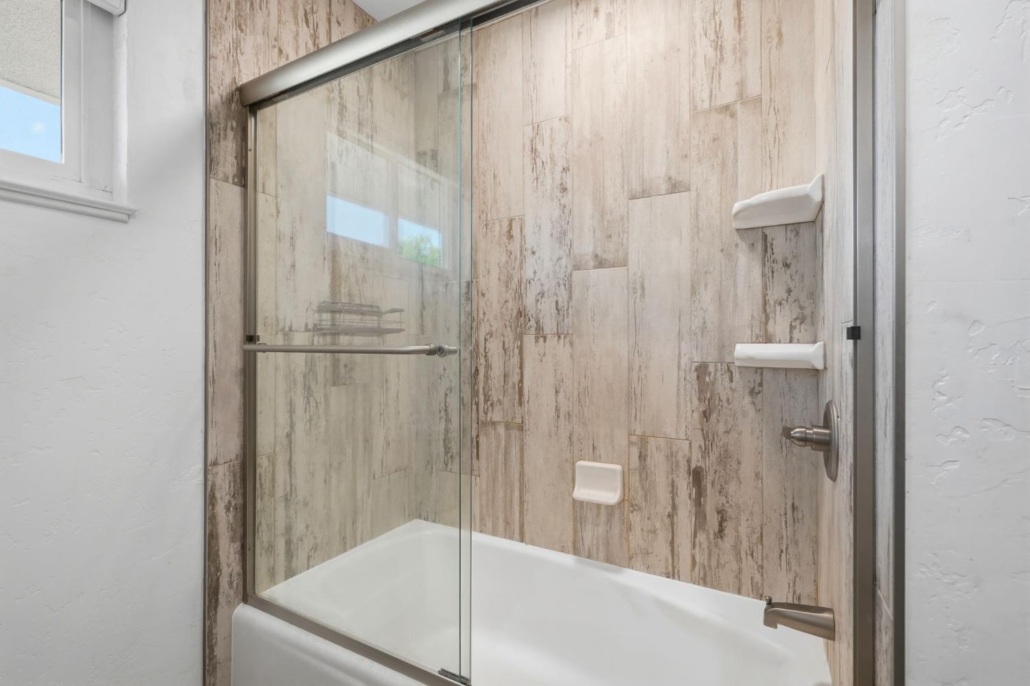 365 E Sycamore Dr, Hanford, CA 93230