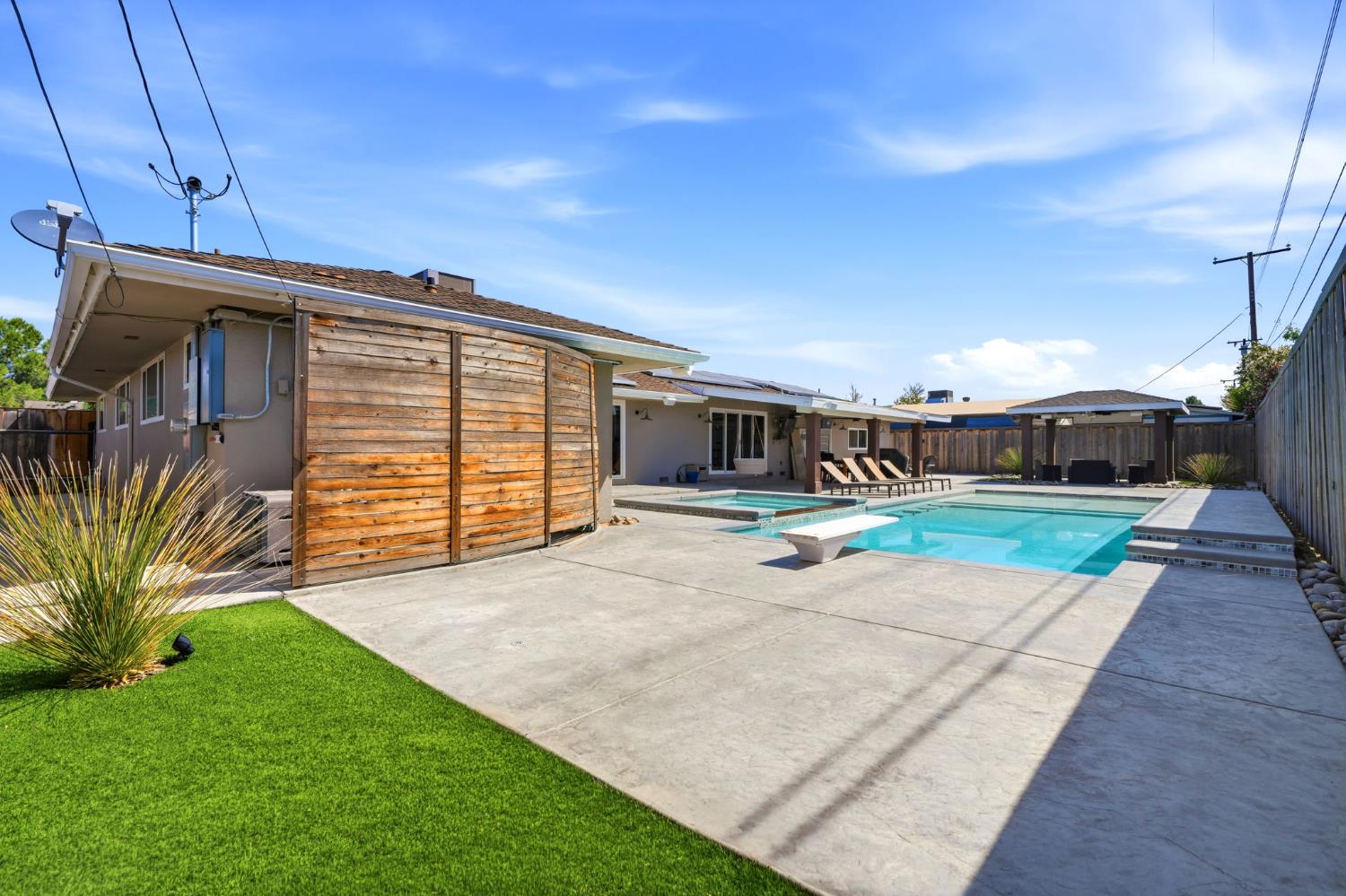 365 E Sycamore Dr, Hanford, CA 93230