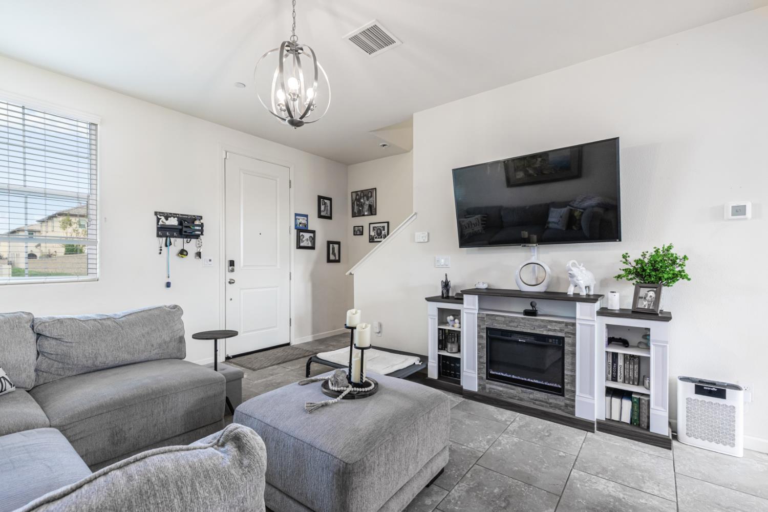 1563 Joy, Clovis, CA 93619