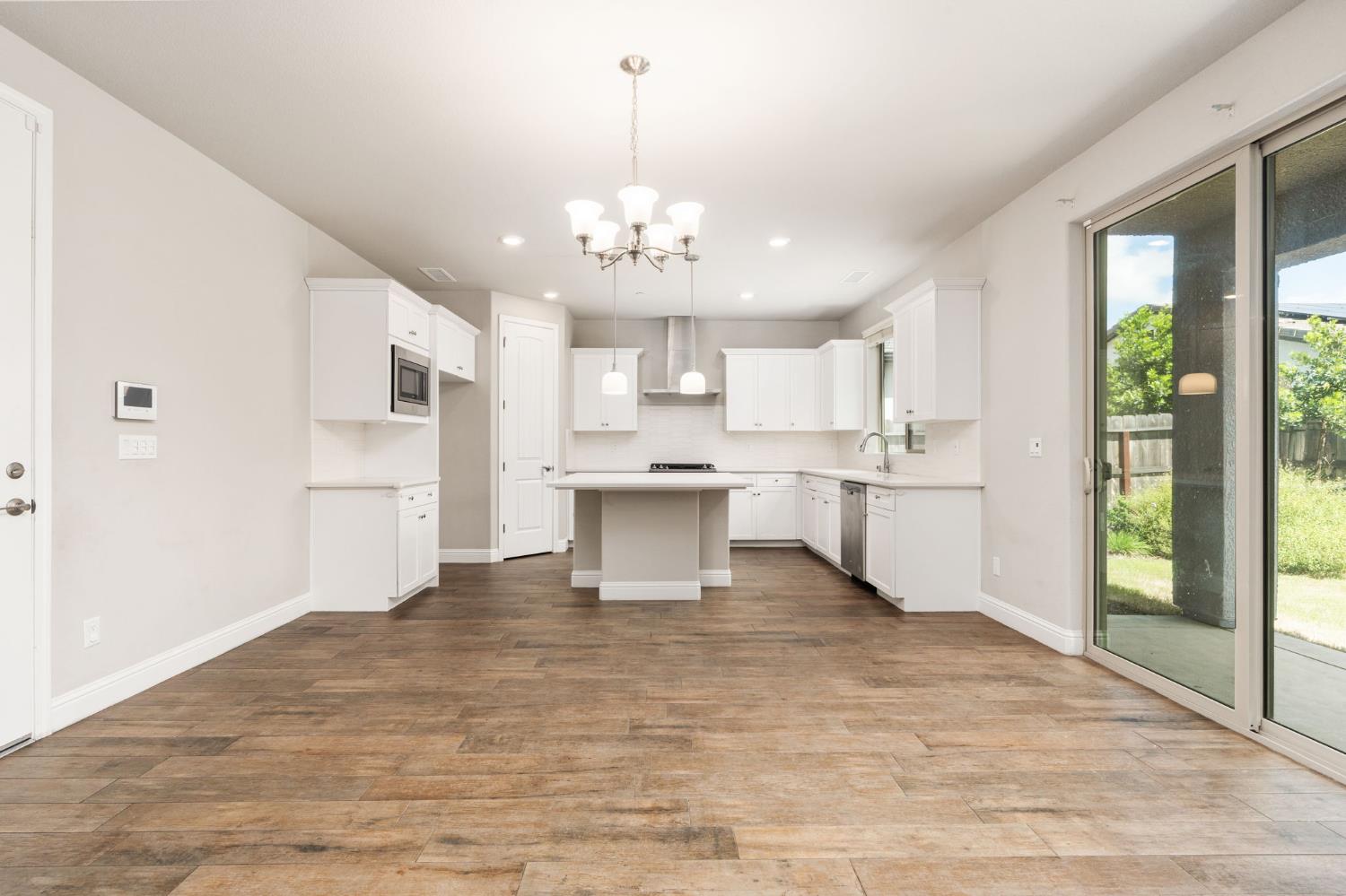 1396 E Via Prato Dr, Fresno, CA 93730