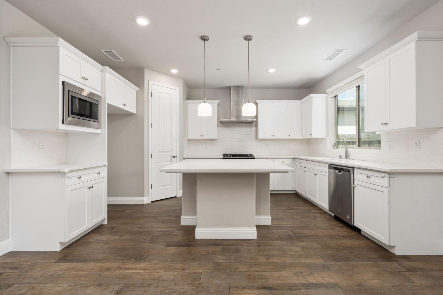 1396 E Via Prato Dr, Fresno, CA 93730