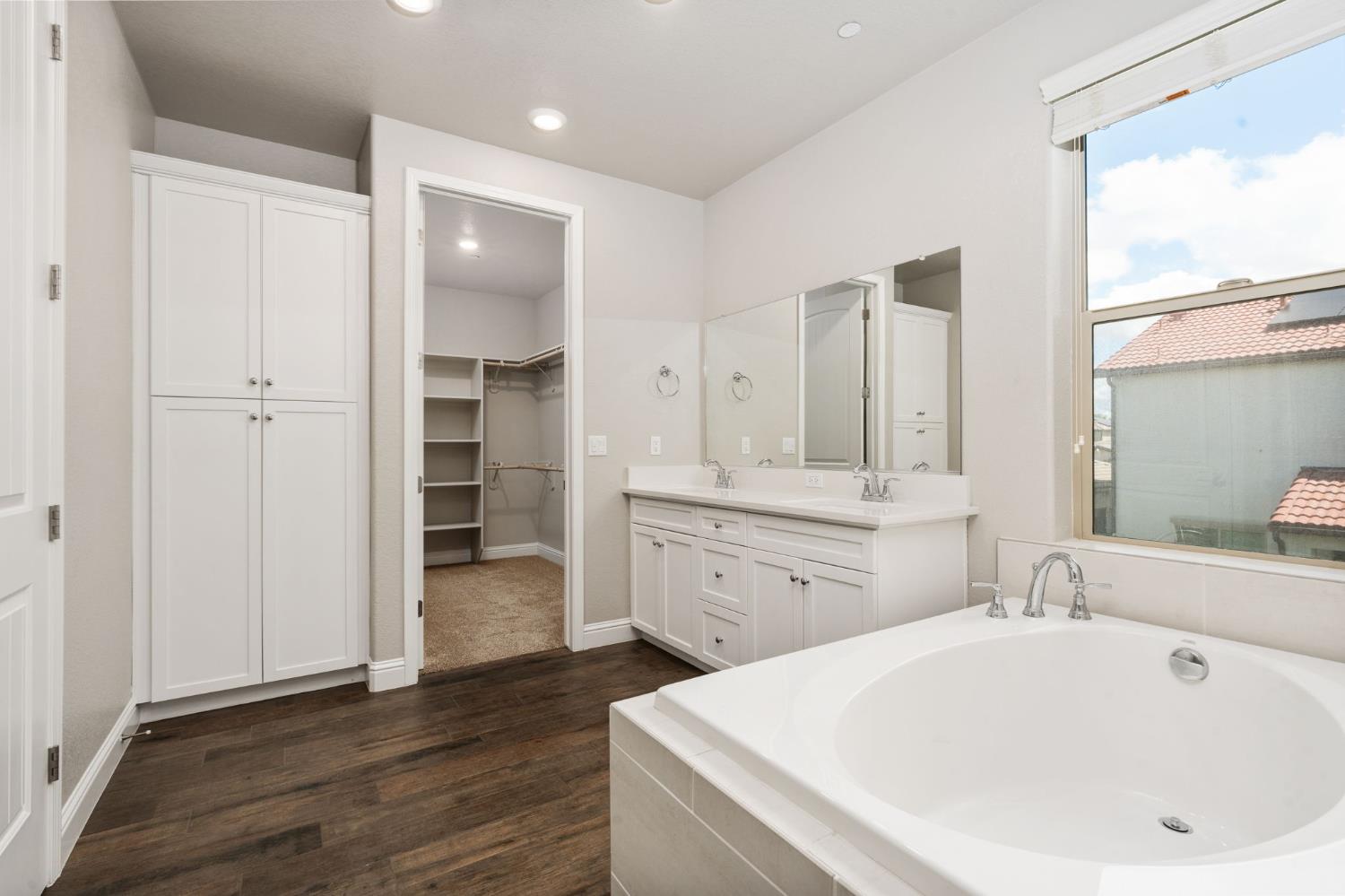 1396 E Via Prato Dr, Fresno, CA 93730