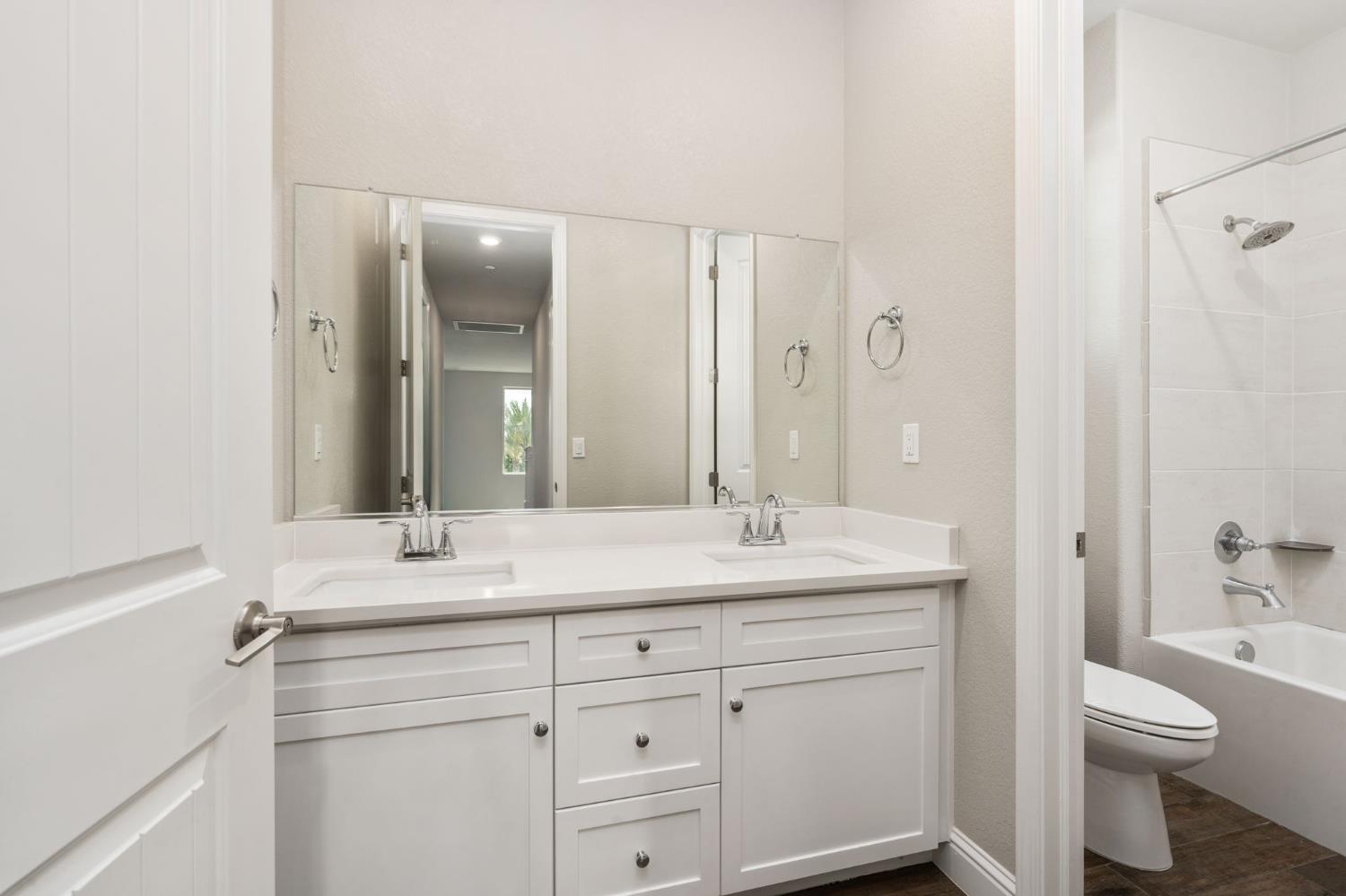 1396 E Via Prato Dr, Fresno, CA 93730