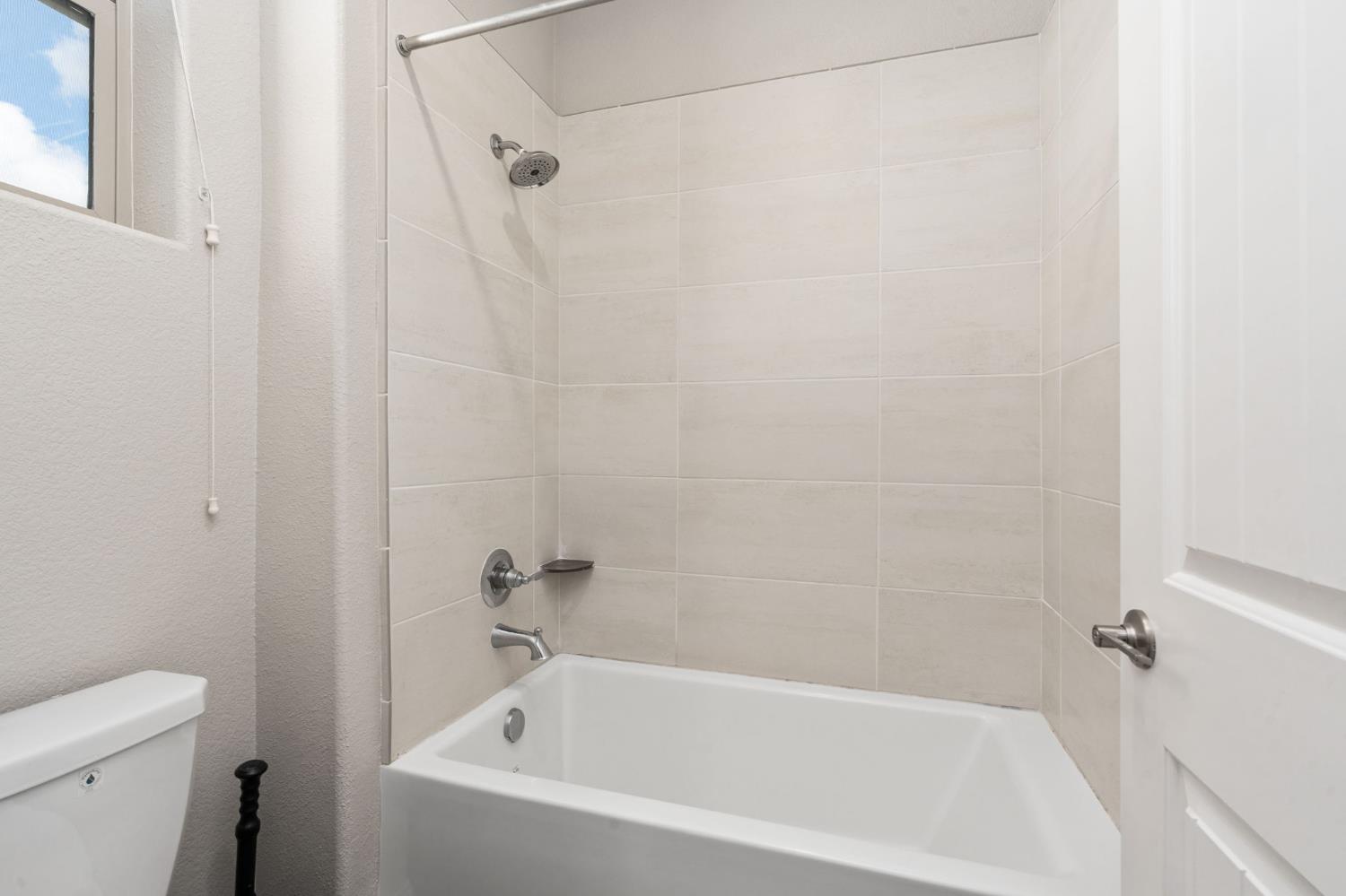 1396 E Via Prato Dr, Fresno, CA 93730