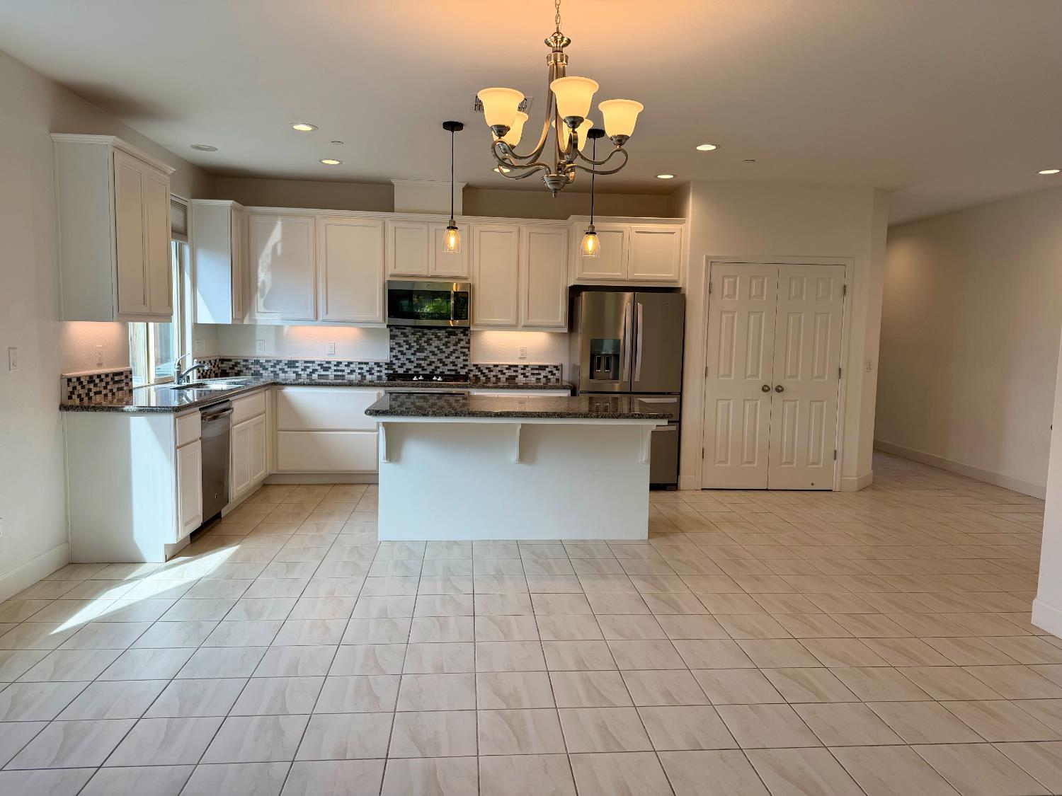 937 Lindsay, Clovis, CA 93619
