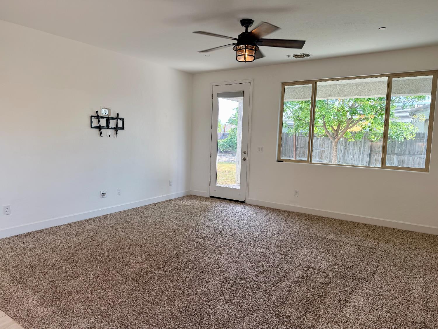 937 Lindsay, Clovis, CA 93619