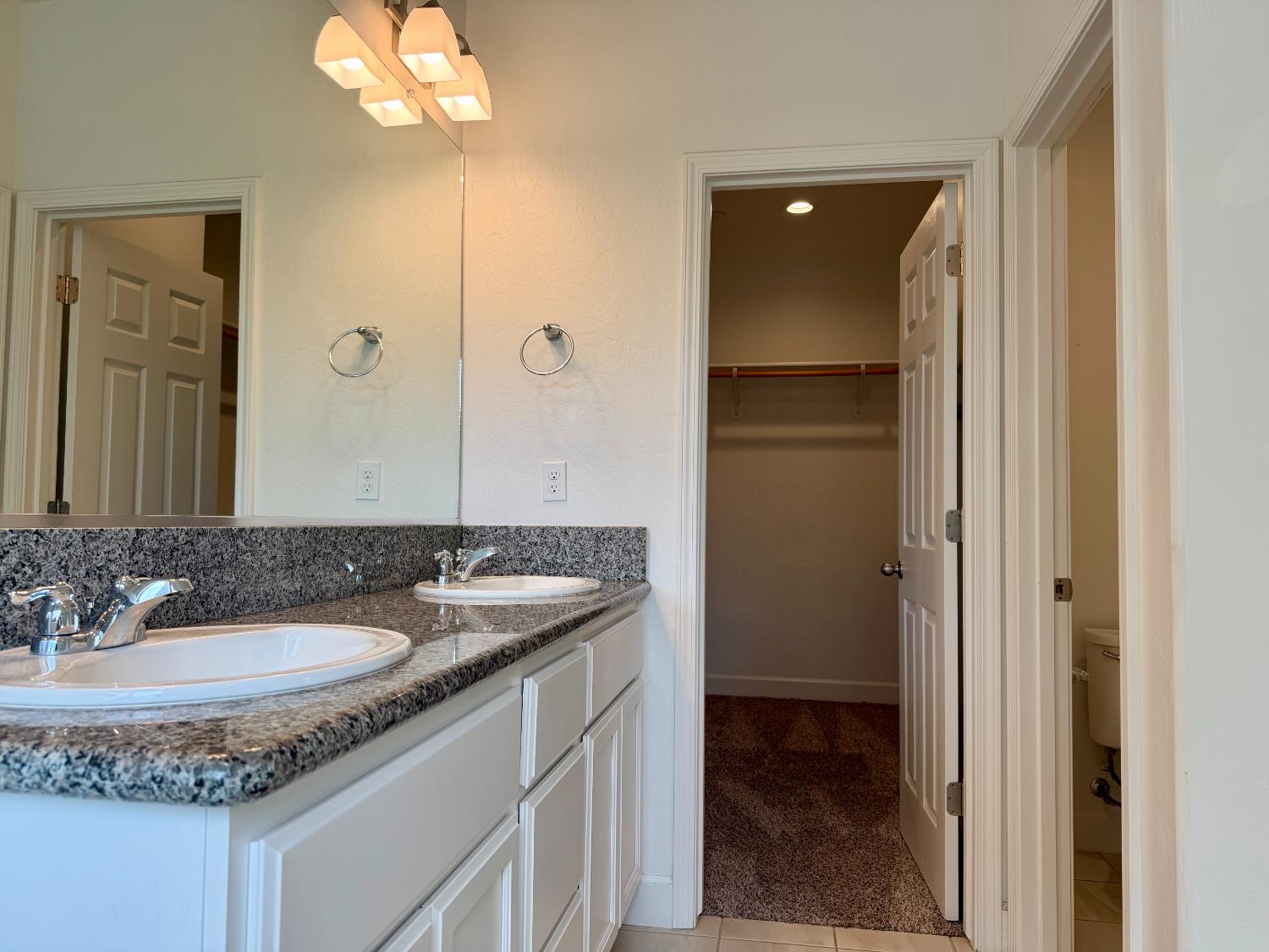 937 Lindsay, Clovis, CA 93619