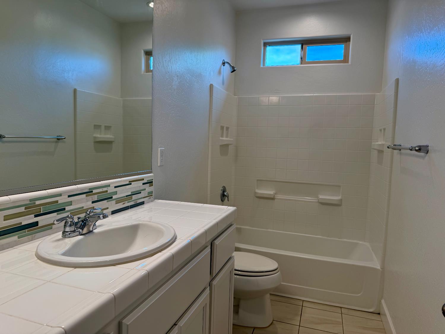 937 Lindsay, Clovis, CA 93619