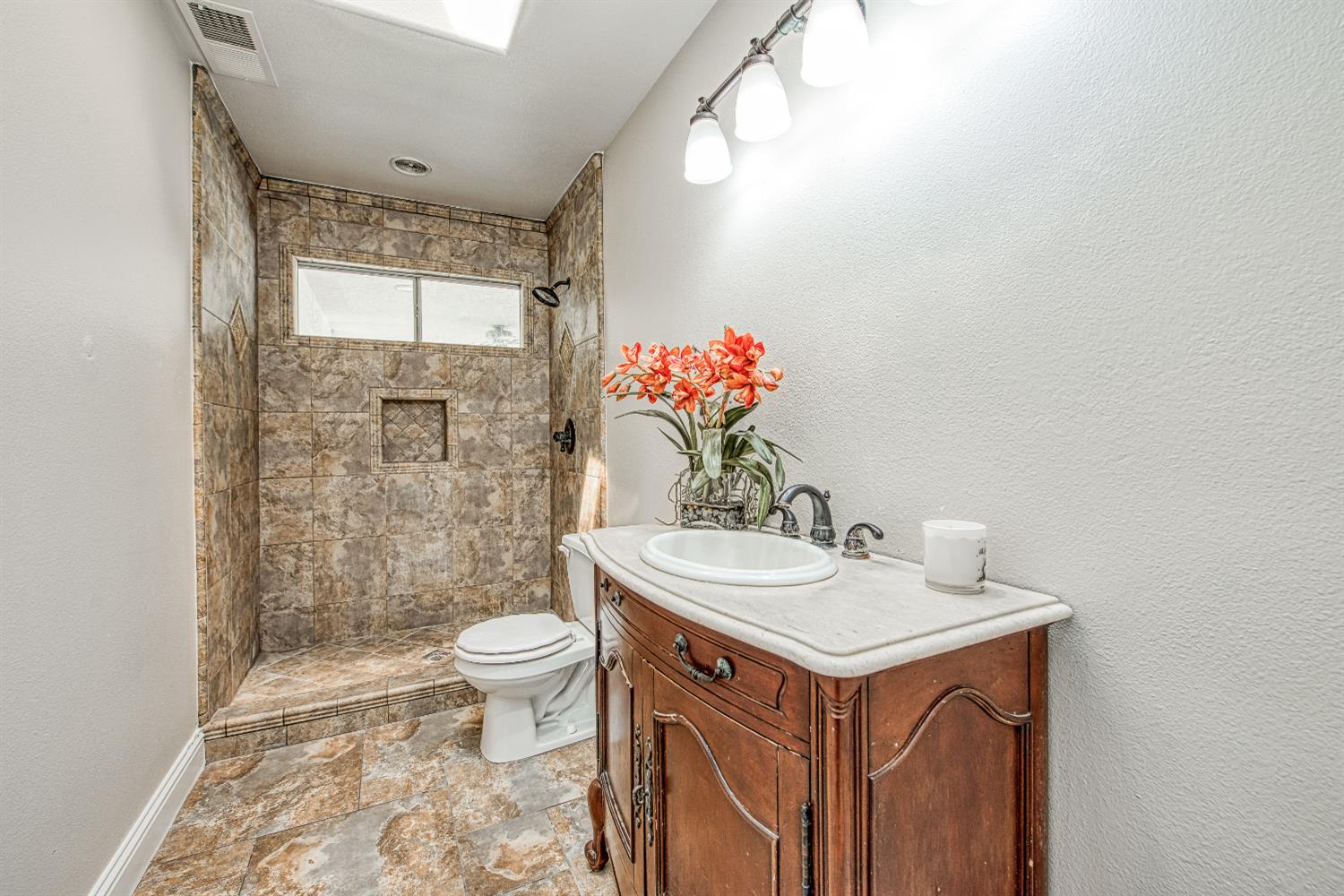 5358 W Clinton Ave, Fresno, CA 93722