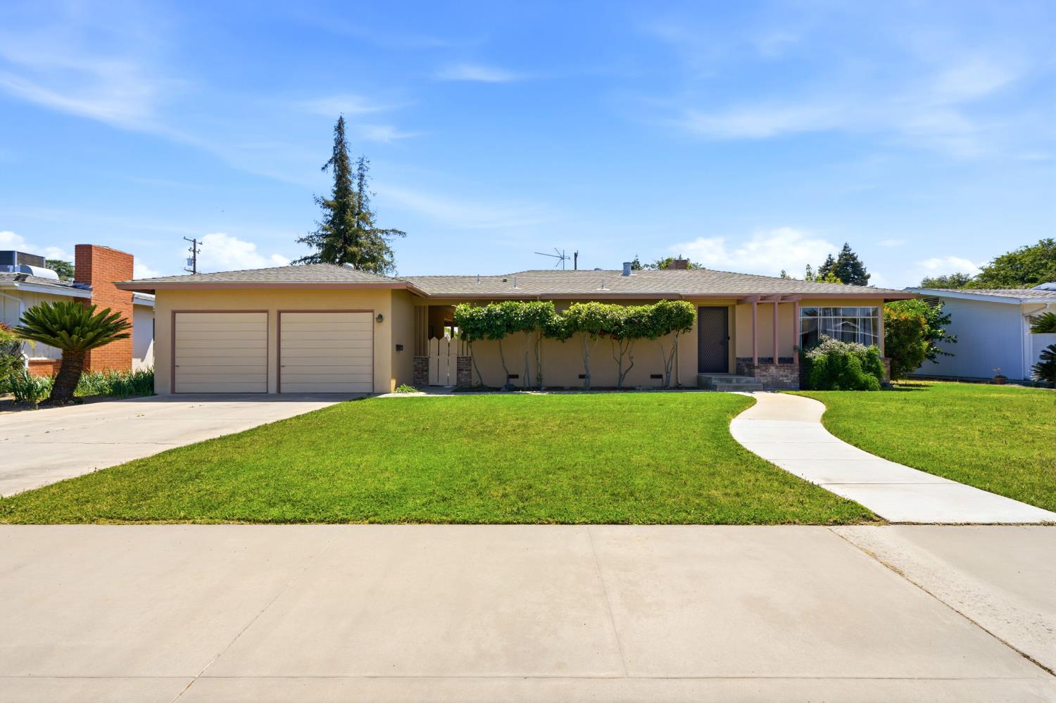 293 W Ponderosa Ave, Reedley, CA 93654