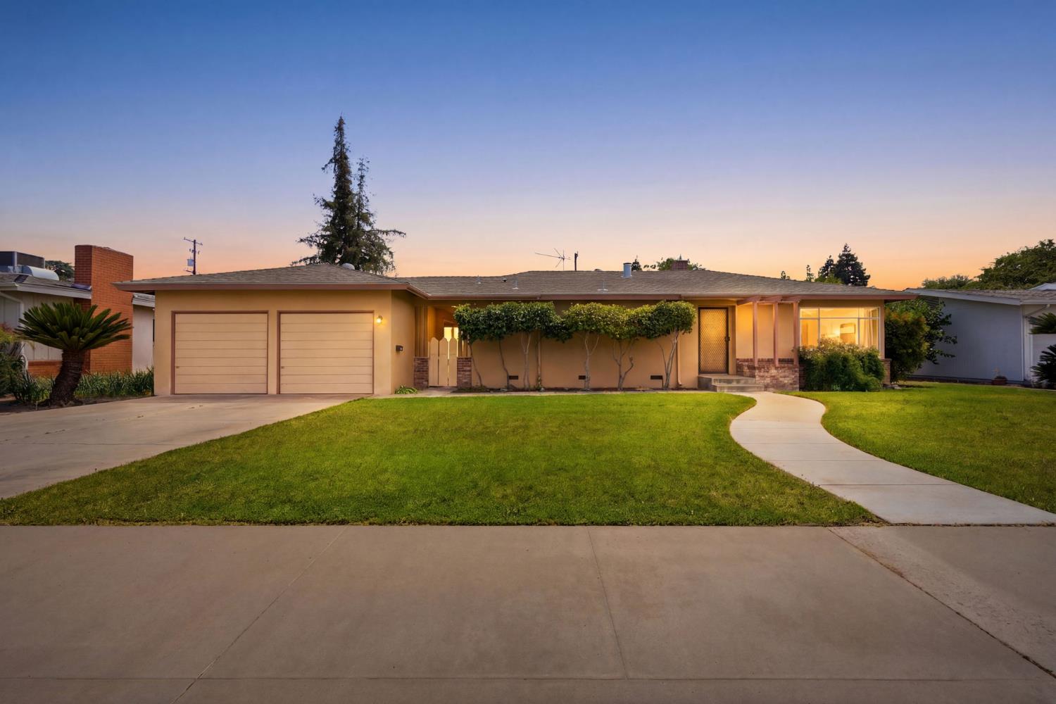 293 W Ponderosa Ave, Reedley, CA 93654