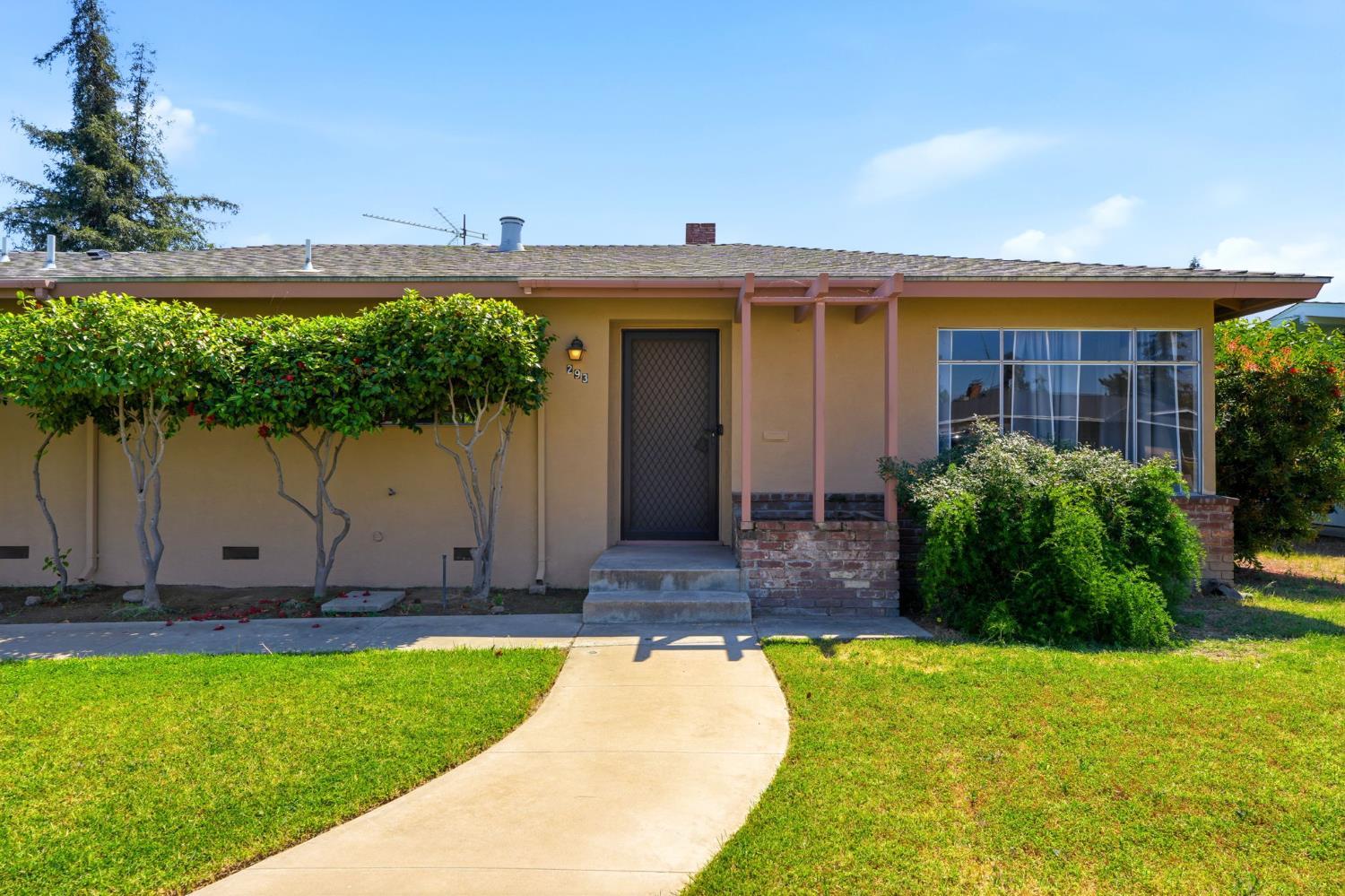 293 W Ponderosa Ave, Reedley, CA 93654