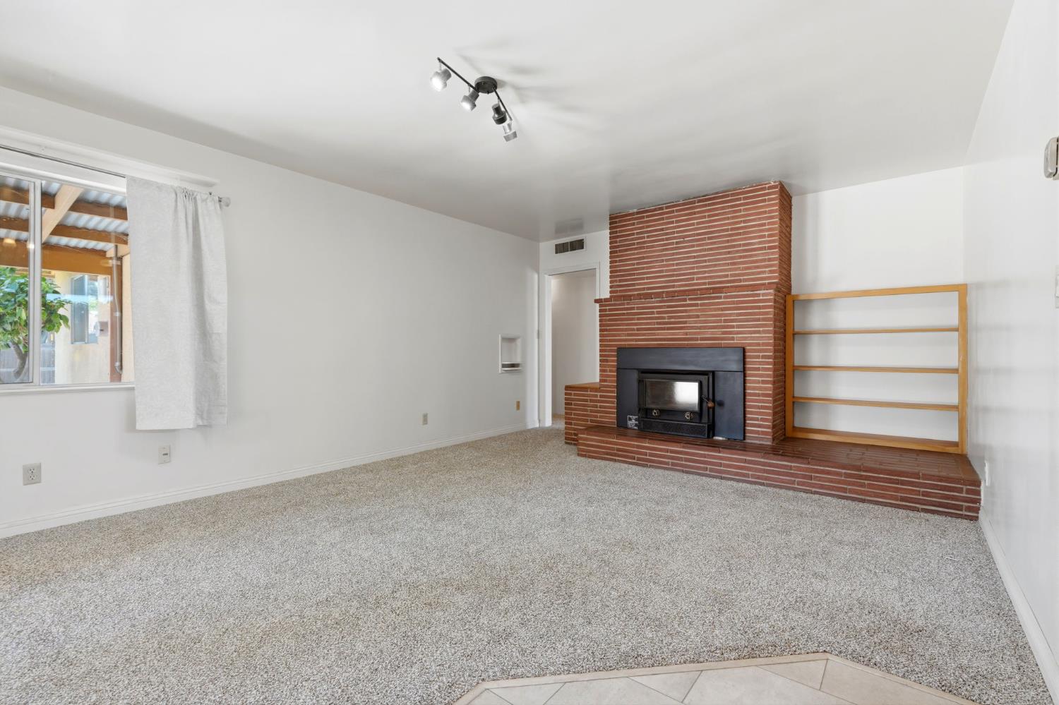 293 W Ponderosa Ave, Reedley, CA 93654