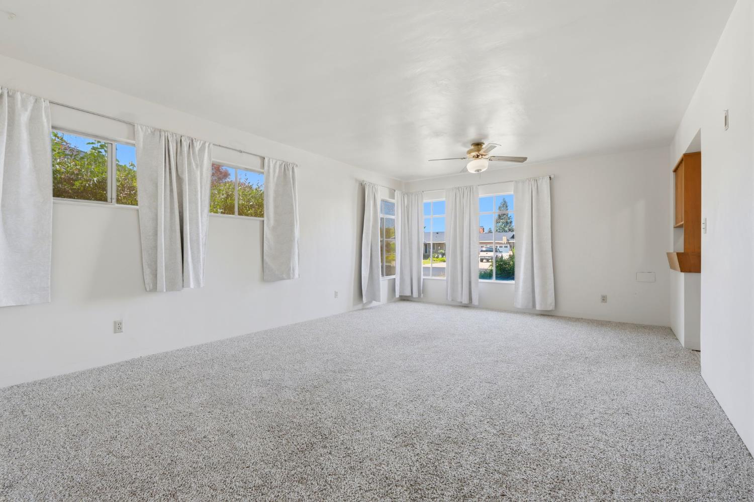 293 W Ponderosa Ave, Reedley, CA 93654