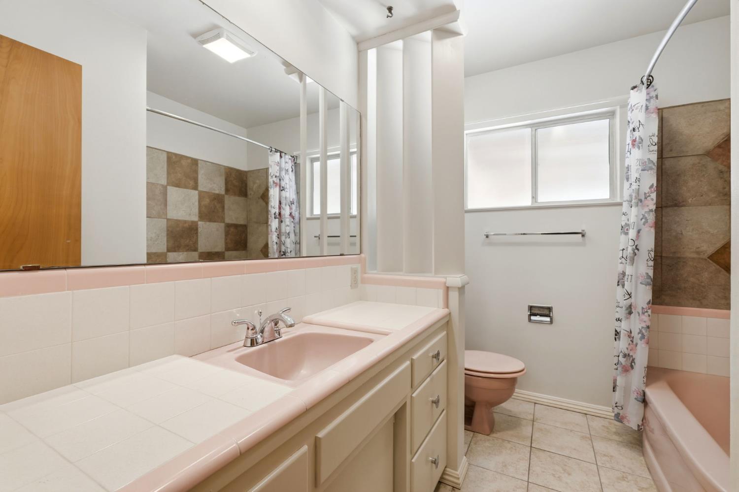 293 W Ponderosa Ave, Reedley, CA 93654