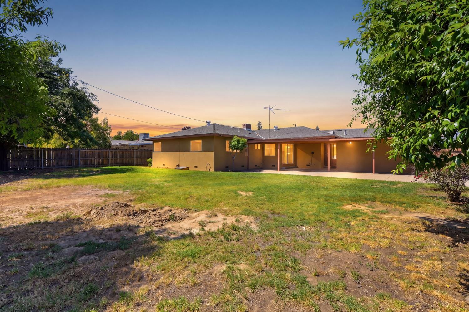 293 W Ponderosa Ave, Reedley, CA 93654