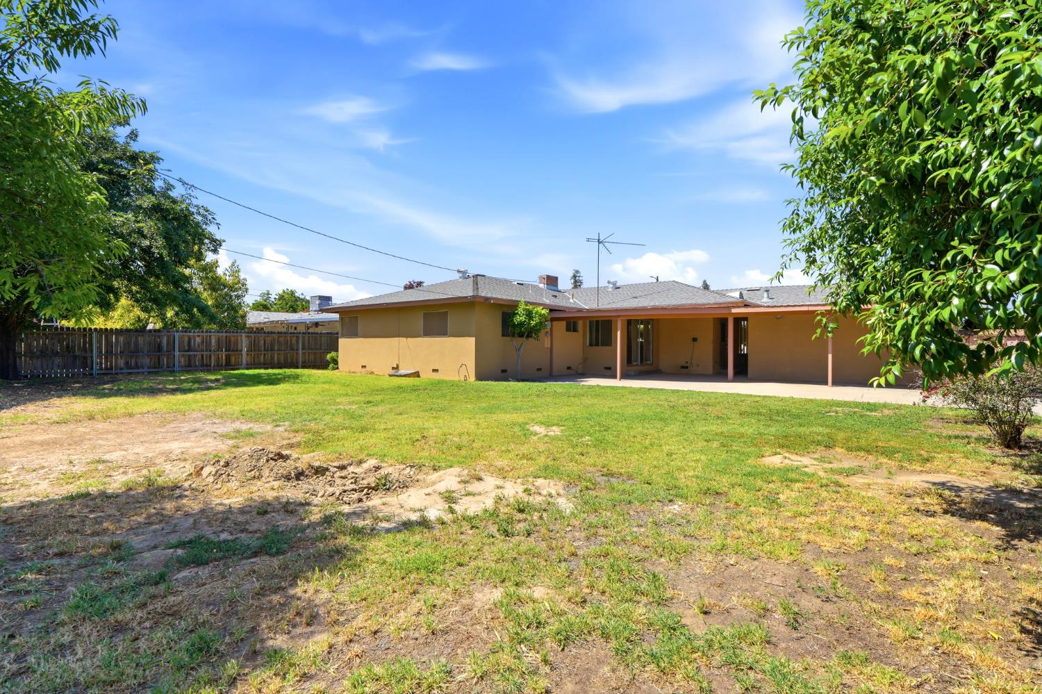 293 W Ponderosa Ave, Reedley, CA 93654