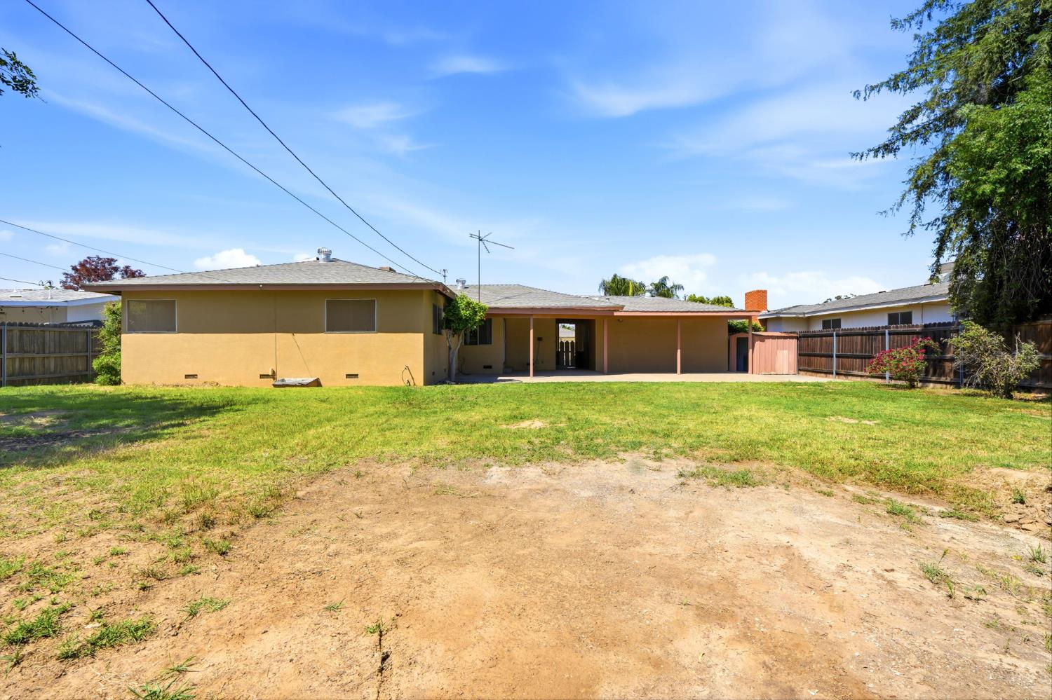 293 W Ponderosa Ave, Reedley, CA 93654