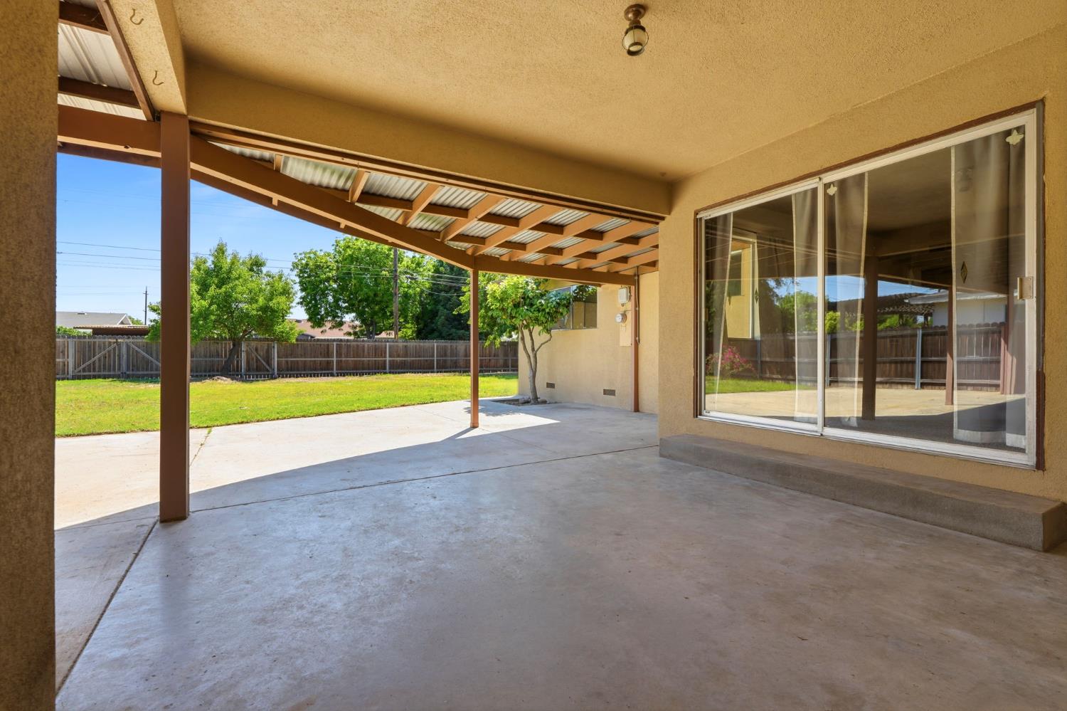 293 W Ponderosa Ave, Reedley, CA 93654