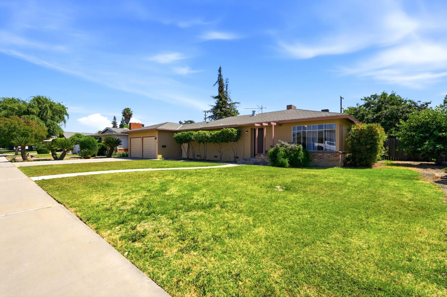 293 W Ponderosa Ave, Reedley, CA 93654