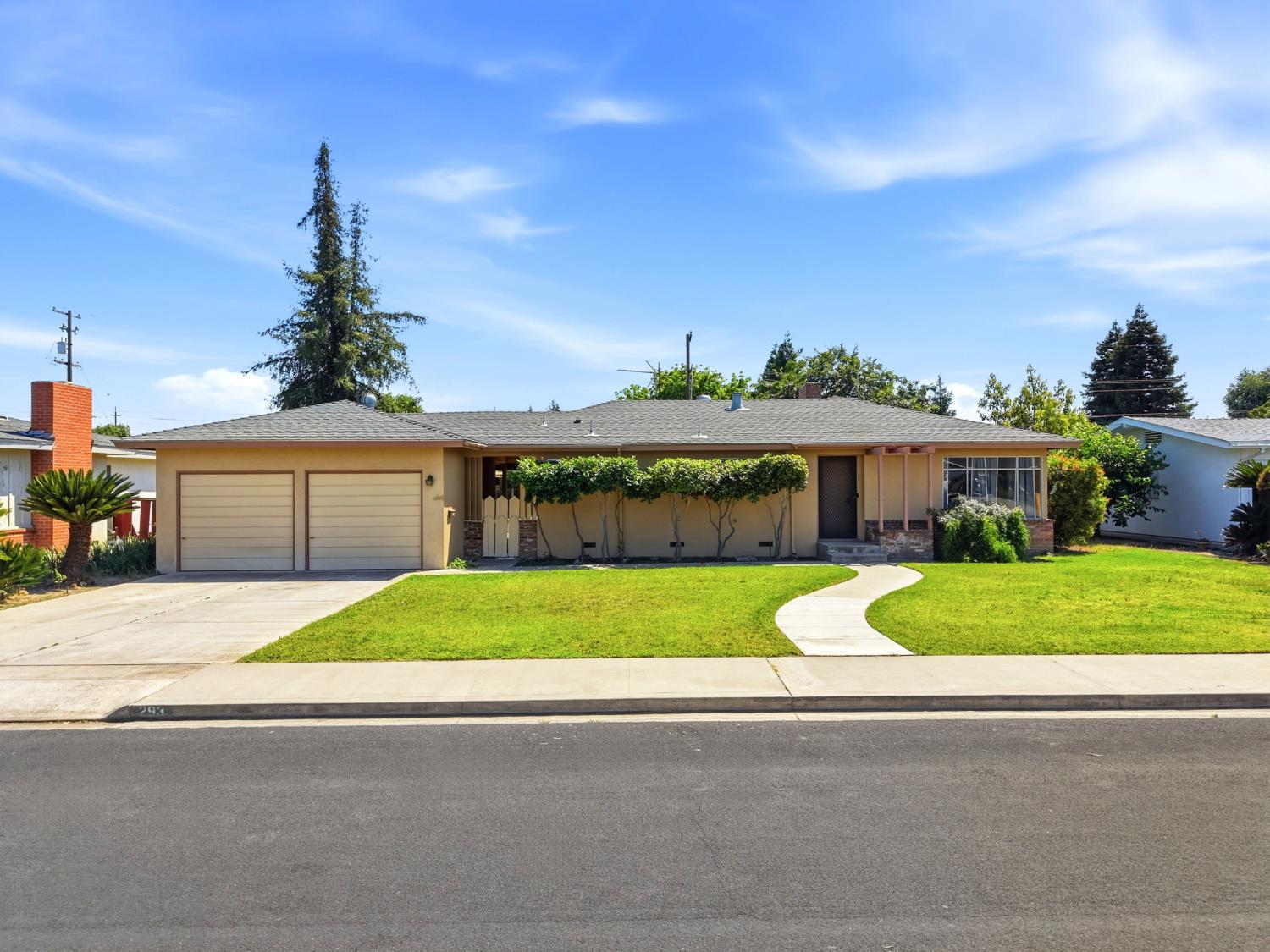 293 W Ponderosa Ave, Reedley, CA 93654