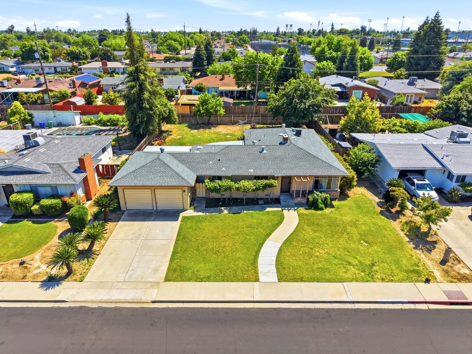293 W Ponderosa Ave, Reedley, CA 93654