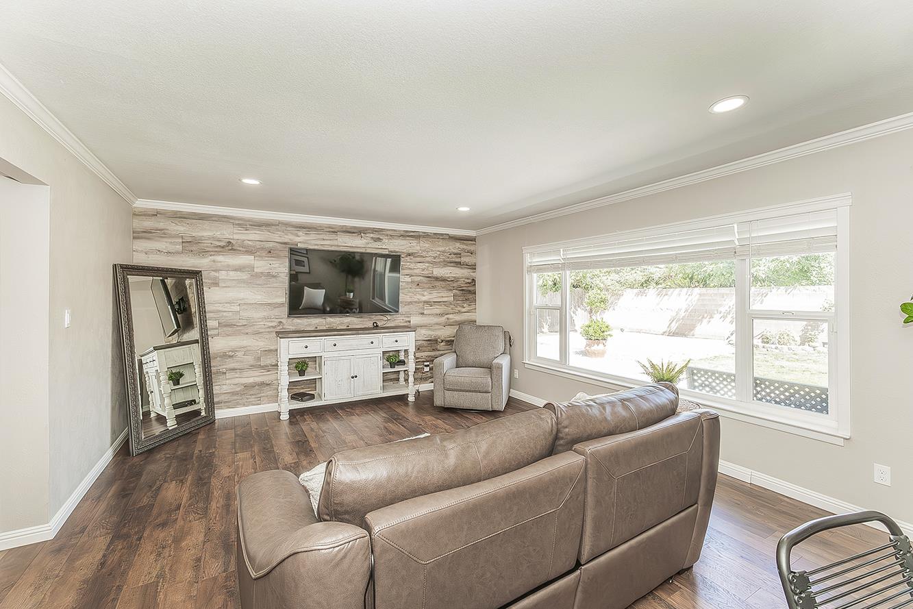 5915 E El Monte Way, Fresno, CA 93727