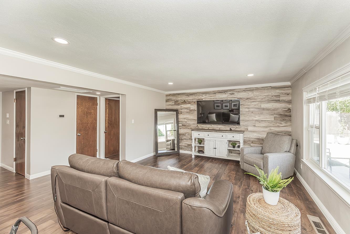 5915 E El Monte Way, Fresno, CA 93727