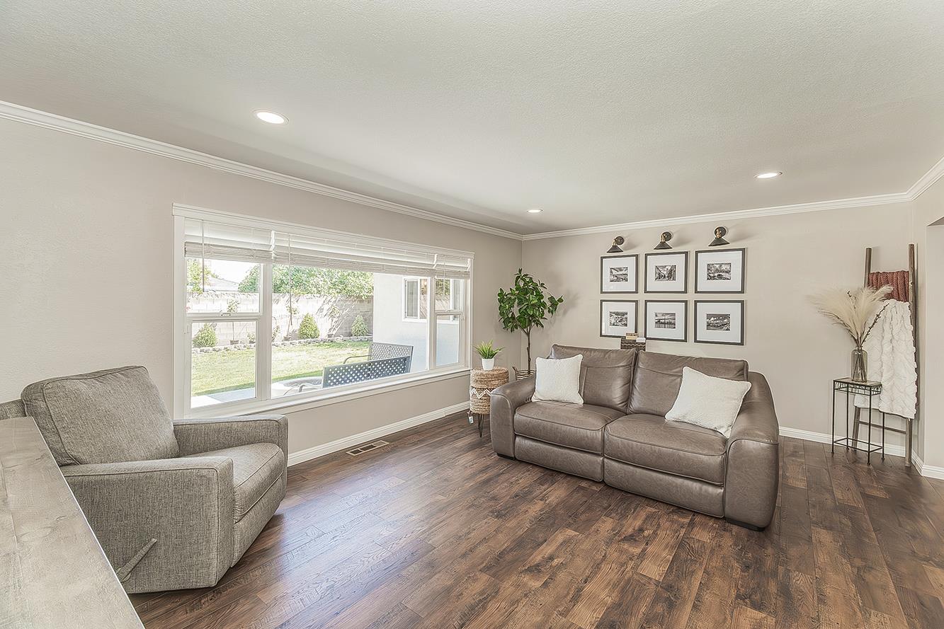 5915 E El Monte Way, Fresno, CA 93727