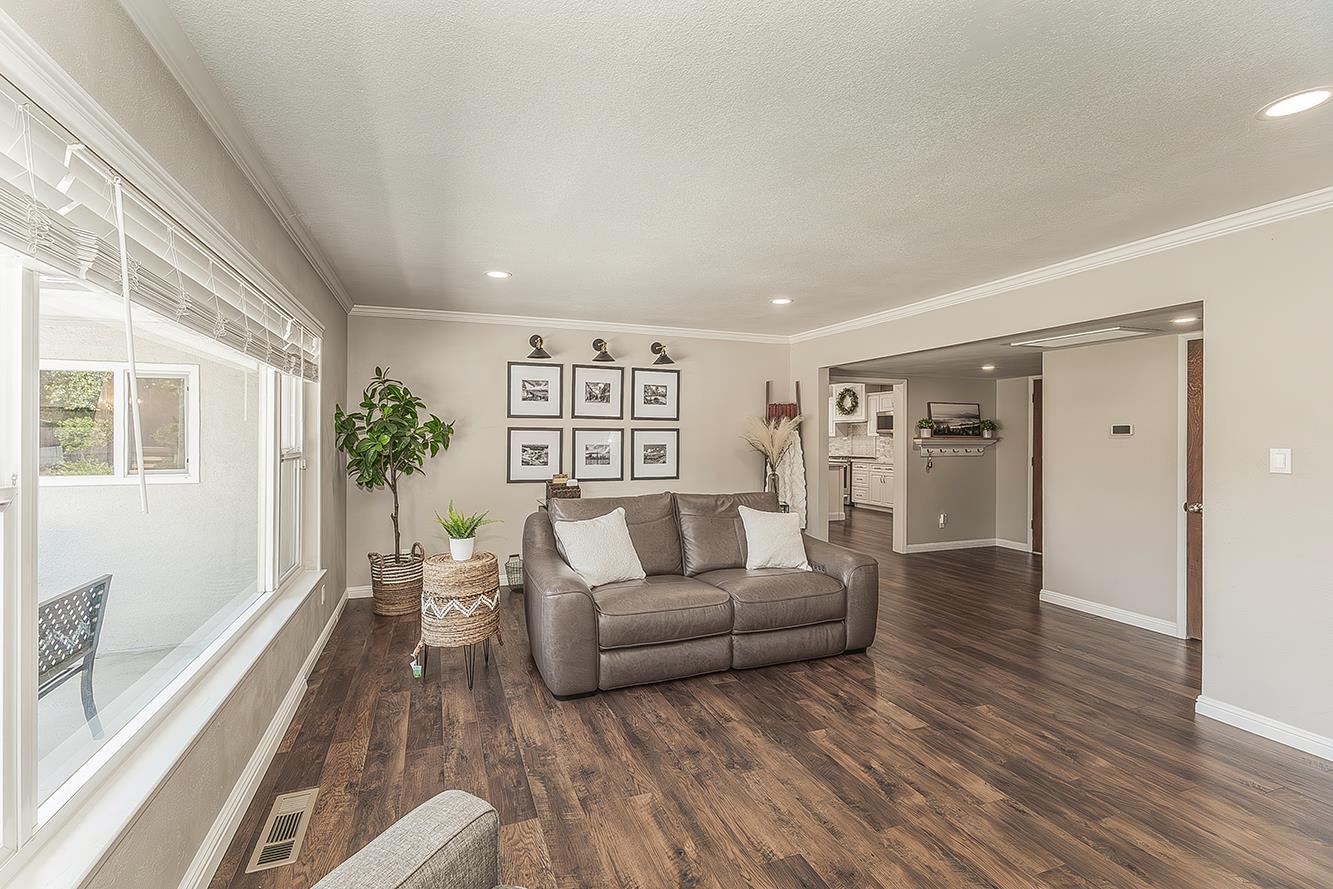 5915 E El Monte Way, Fresno, CA 93727