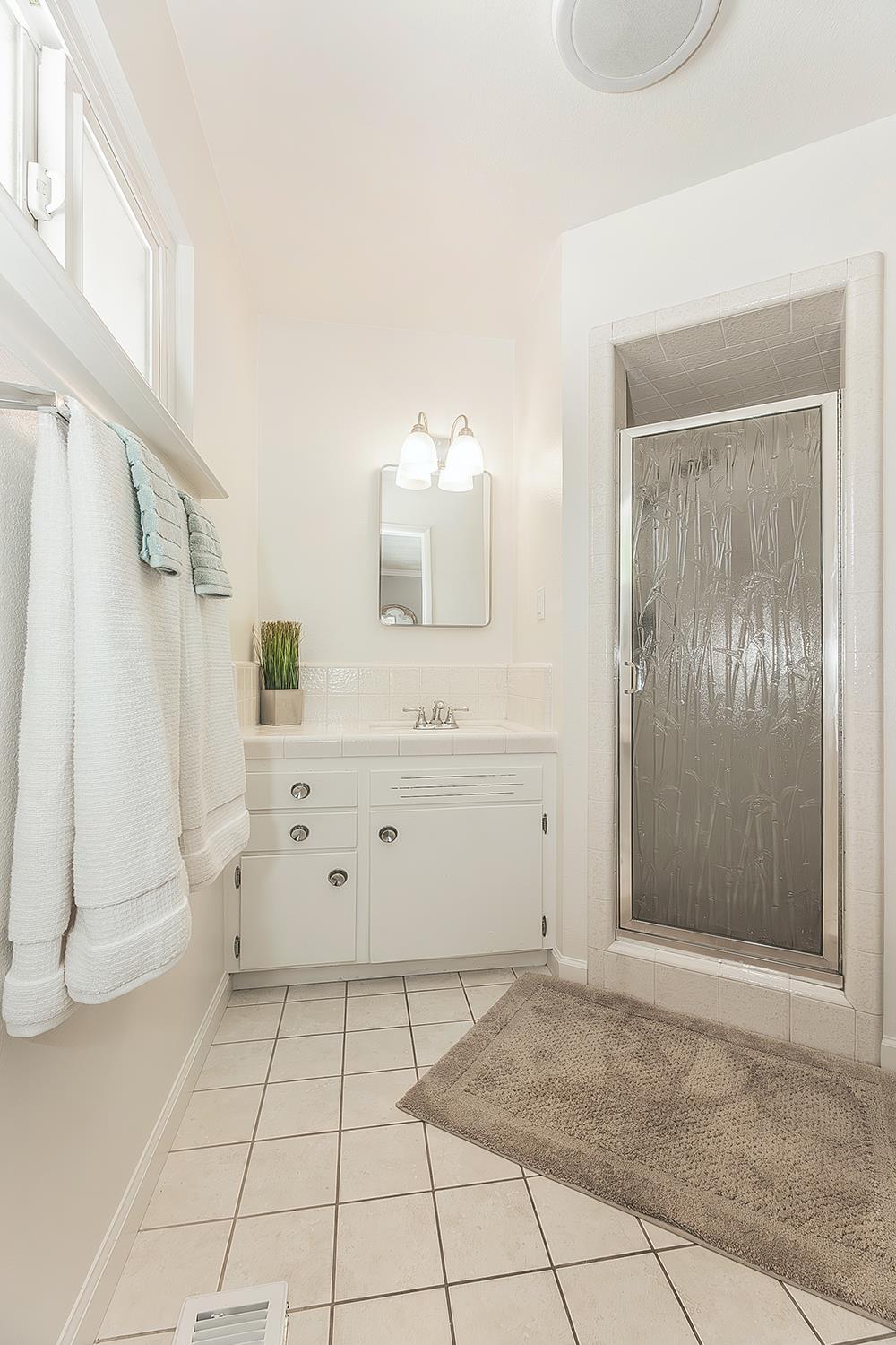 5915 E El Monte Way, Fresno, CA 93727