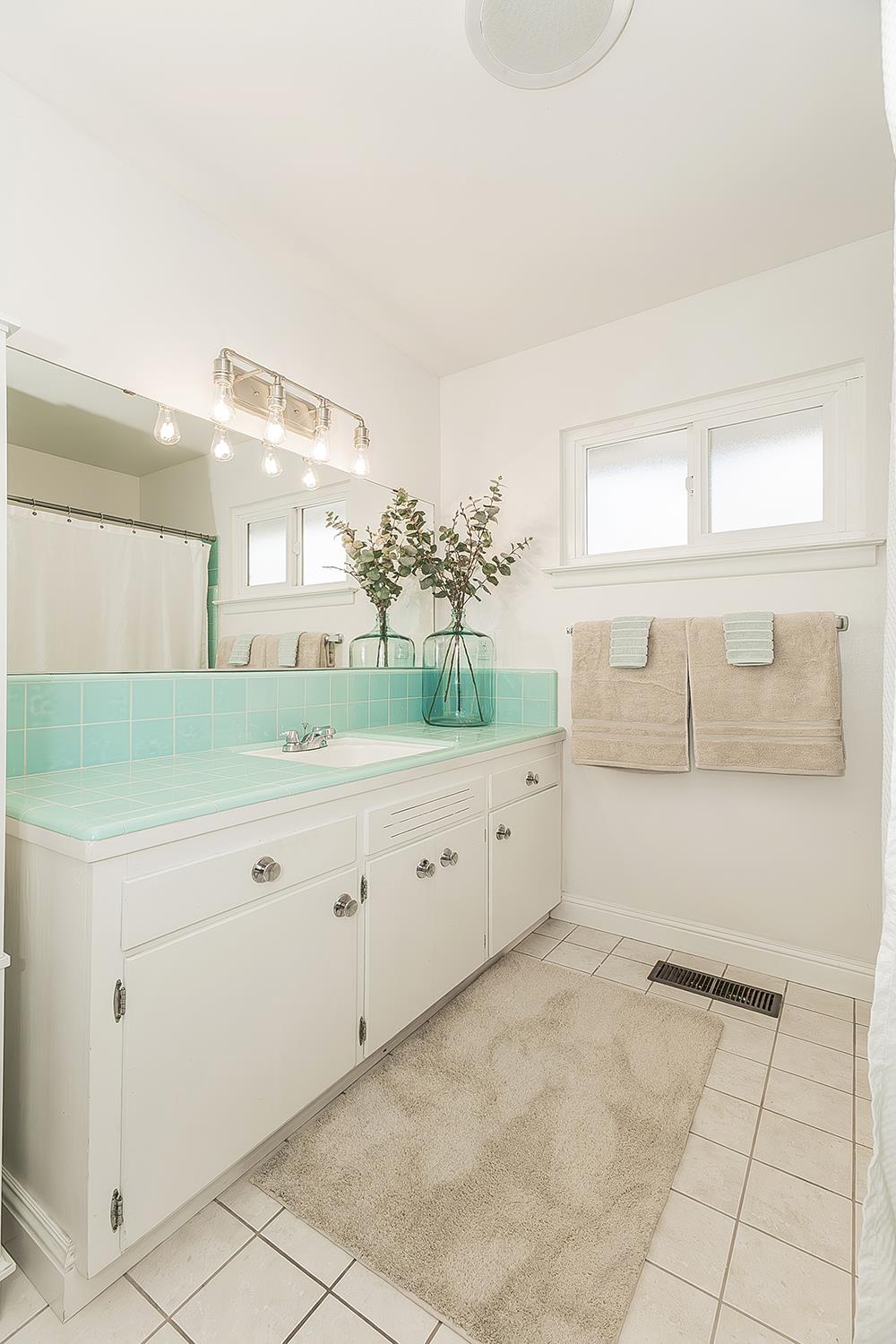 5915 E El Monte Way, Fresno, CA 93727