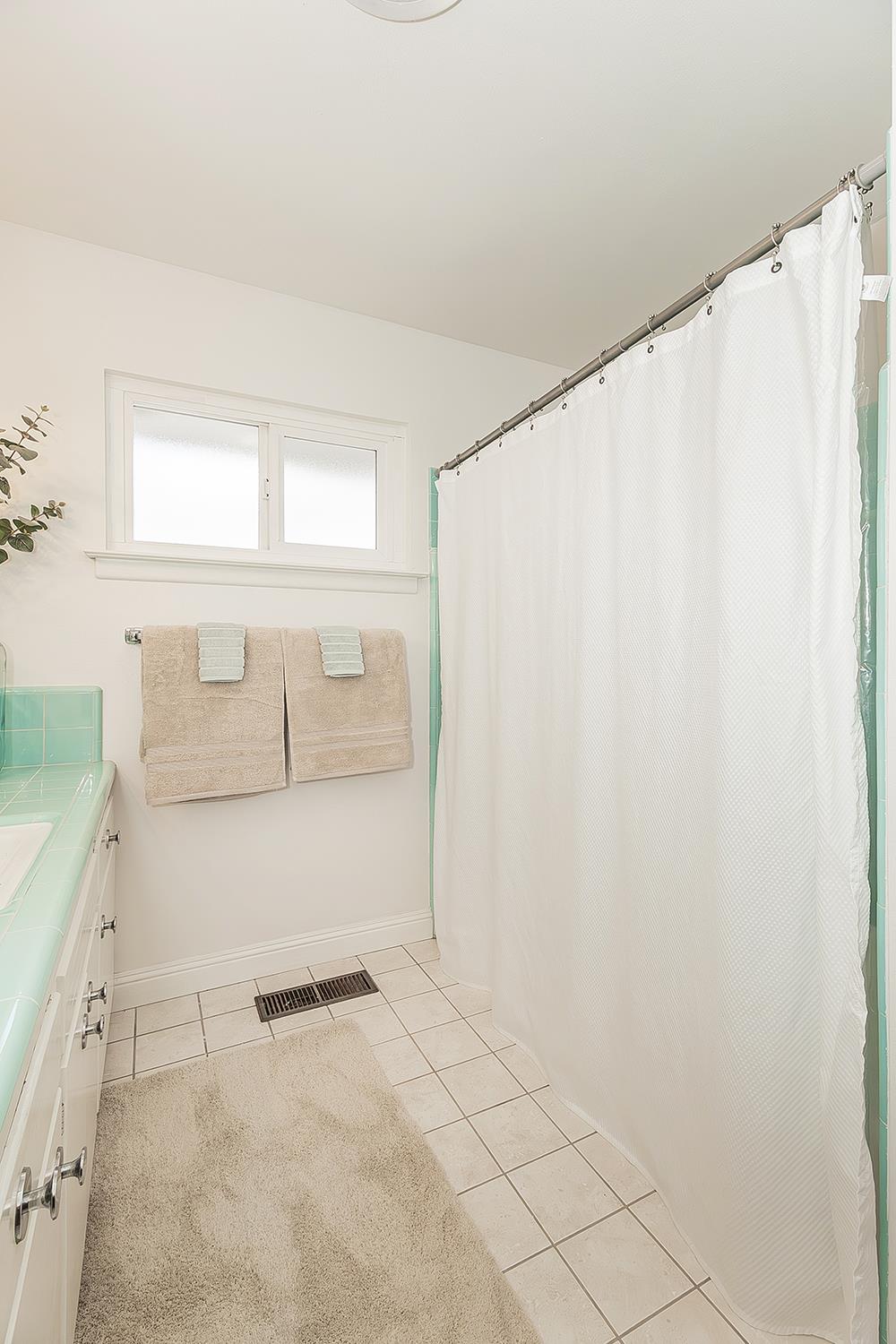 5915 E El Monte Way, Fresno, CA 93727