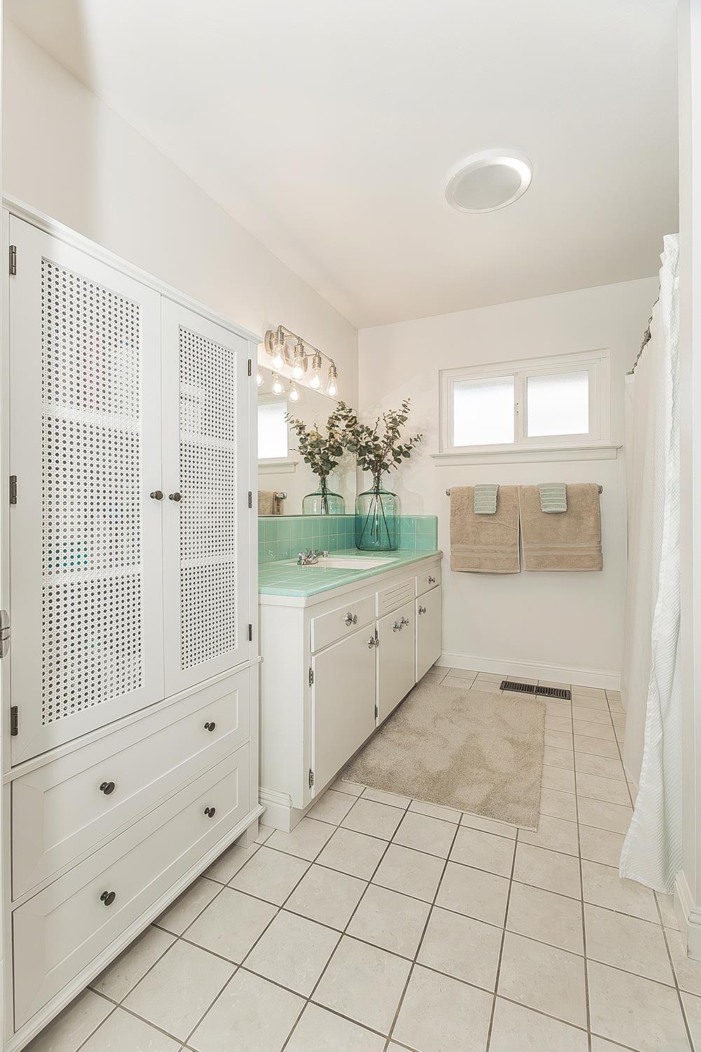 5915 E El Monte Way, Fresno, CA 93727