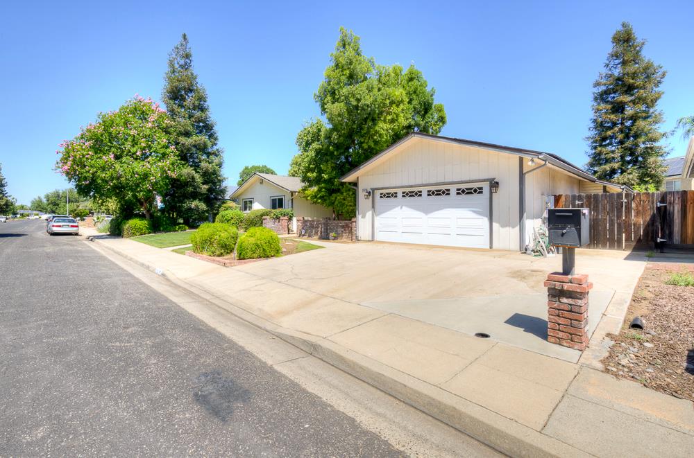 2147 Mitchell Ave, Clovis, CA 93611