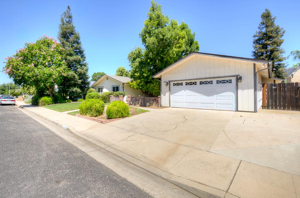 2147 Mitchell Ave, Clovis, CA 93611