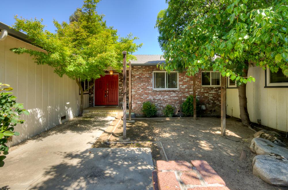 2147 Mitchell Ave, Clovis, CA 93611