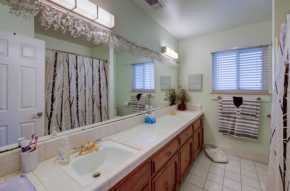 2147 Mitchell Ave, Clovis, CA 93611
