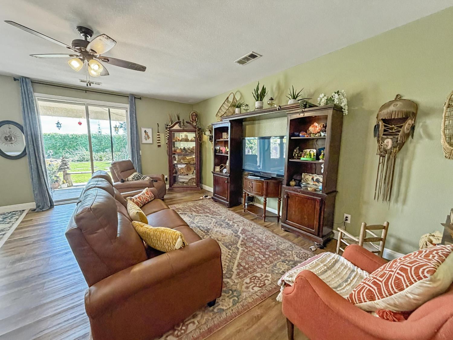 2811 Walton Ave, Sanger, CA 93657